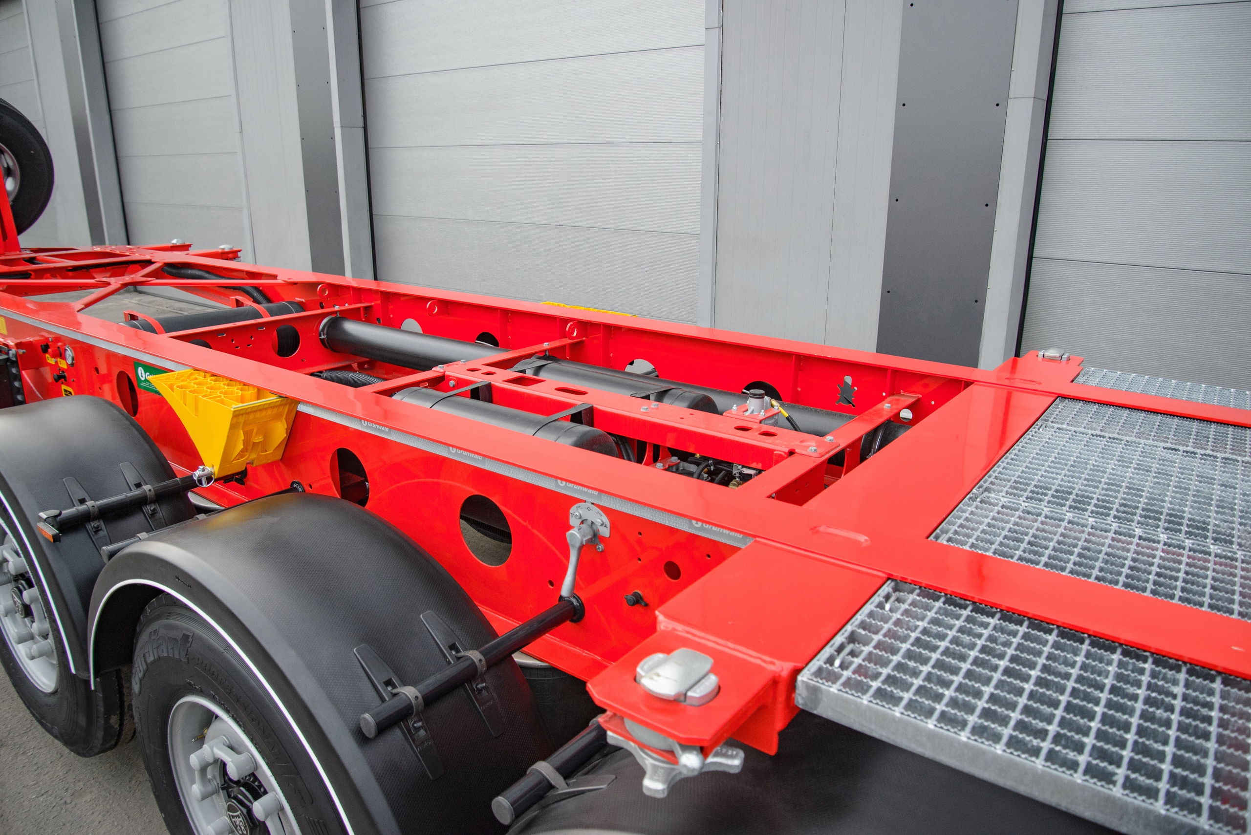 Полуприцеп танк- контейнеровоз Grunwald Gr.TC S3 20FT