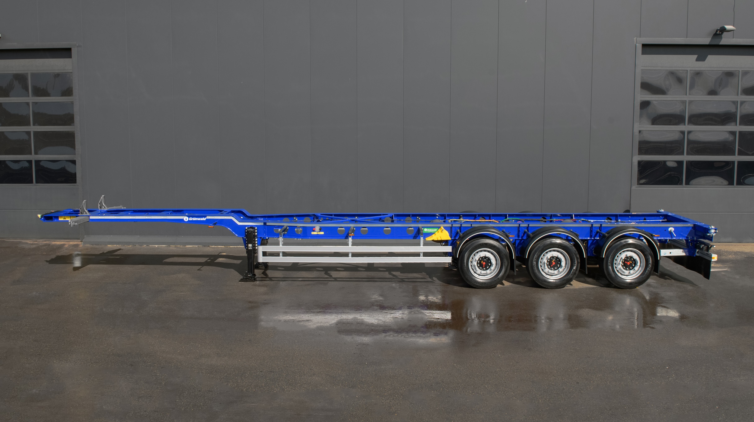 Универсальный полуприцеп контейнеровоз Grunwald Gr.C L4