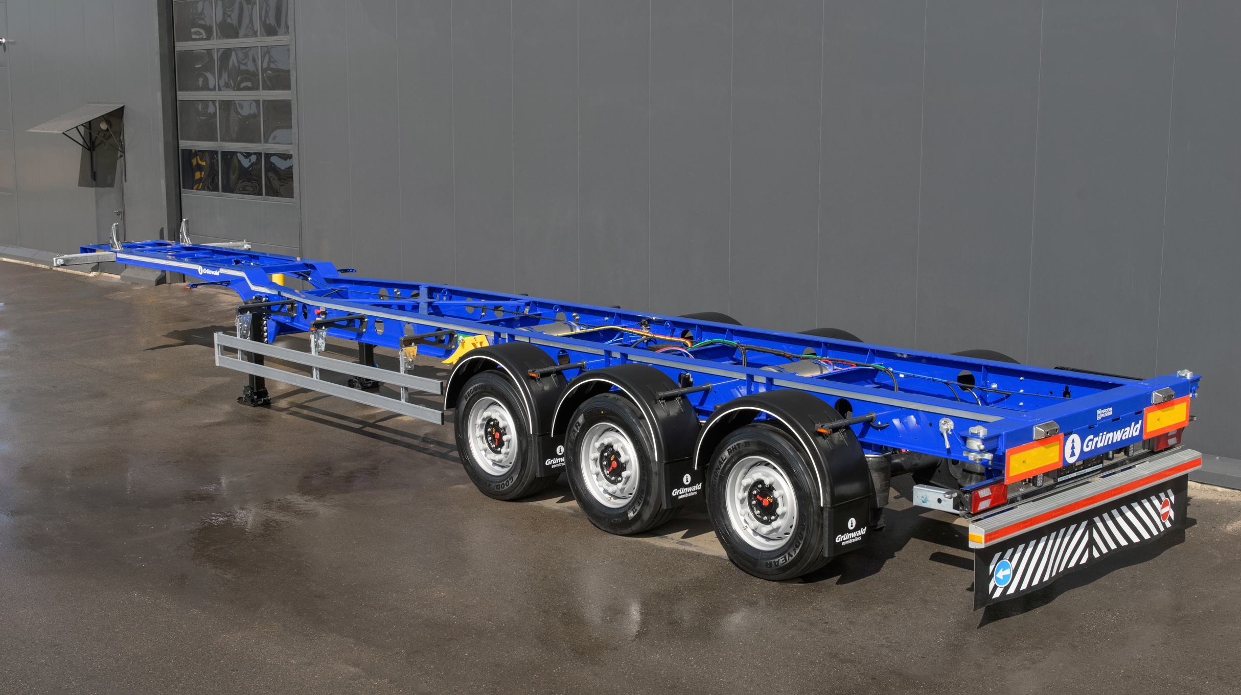 Универсальный полуприцеп контейнеровоз Grunwald Gr.C L4
