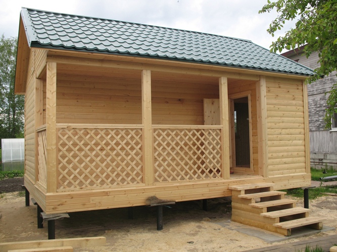 Баня 3х6 м из профилированного бруса с террасой 1,5х4,5 м