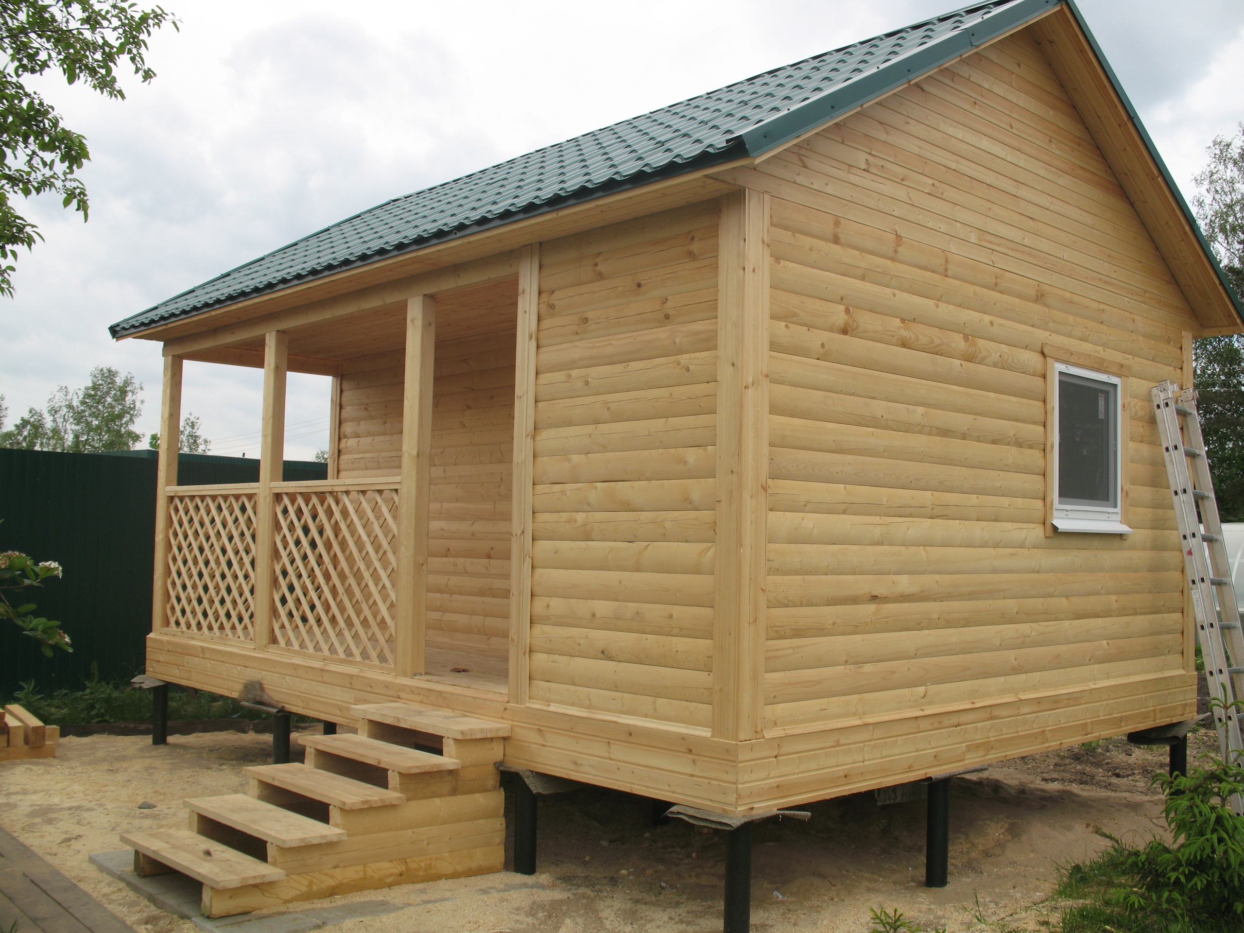 Баня 3х6 м из профилированного бруса с террасой 1,5х4,5 м